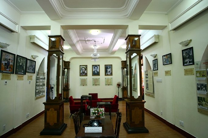 Phòng khách tại tầng một của biệt thự Xương Rồng hiện là phòng trưng bày lịch sử liên quan đến vua Bảo Đại, gia đình và triều Nguyễn.